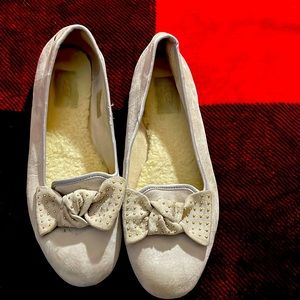 Women UGGs flat shoes in a size 9 1/2